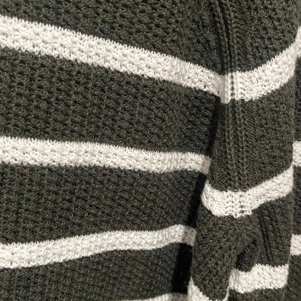 Old Navy Cropped Sweater! LIKE NEW! - Picture 4 of 4